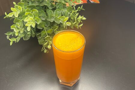 Свежевыжатый морковный сок