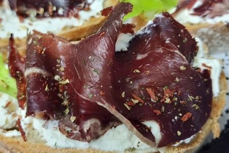 Брускетта с сыровяленой говядиной и прованскими травами
