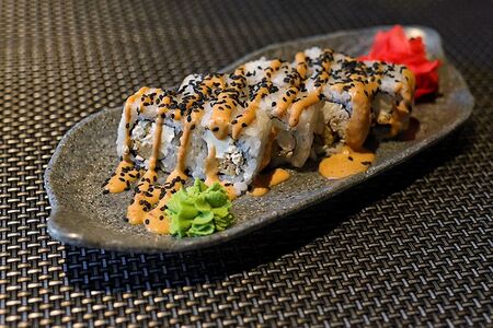 Ролл с курицей, омлетом и азиатским соусом