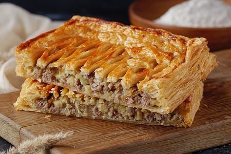Пирог слоеный с мясом и картофелем