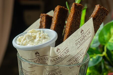 Сухари ржаные с сырным соусом