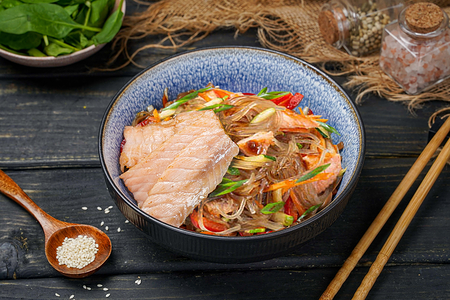 Харусаме с лососем в устричном соусе