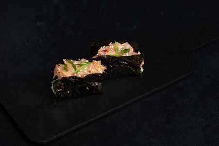 Острые суши с лососем