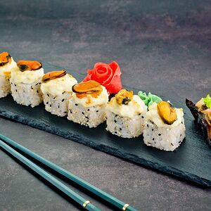 Теплый вулкан и спайси суши с мидиями