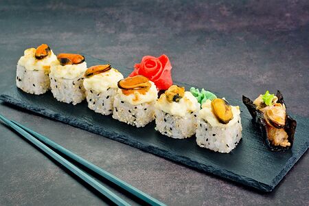 Теплый вулкан и спайси суши с мидиями