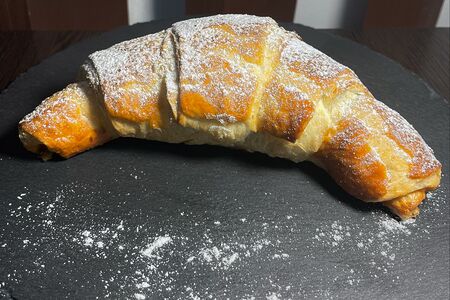 Круассан с персиком