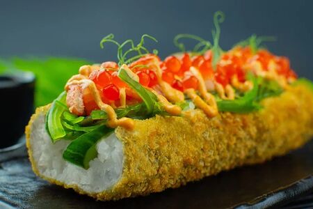 Королевский хот-дог с лососем, крабом и красной икрой