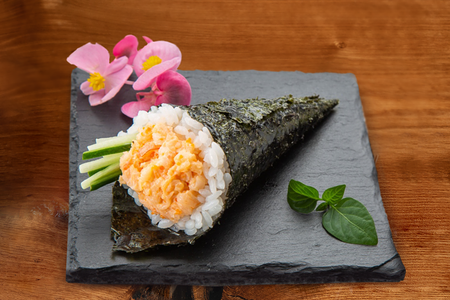 Ручной ролл с креветкой