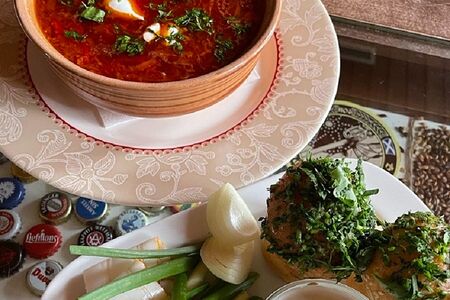 Борщ с домашними булочками