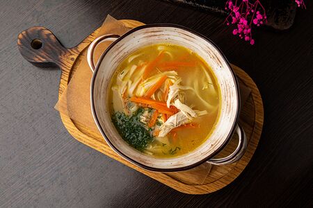 Бульон куриный с домашней лапшой