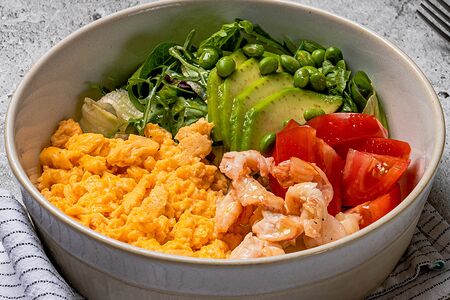 Скрэмбл-боул с креветками