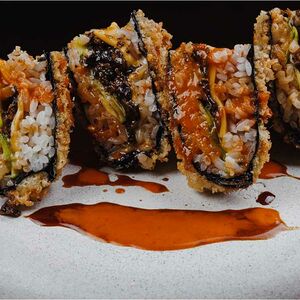 Онигири с угрем и авокадо