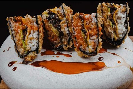 Онигири с угрем и авокадо