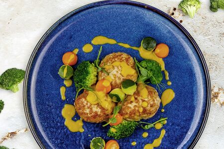 Котлеты из кролика с кабачками и брокколи