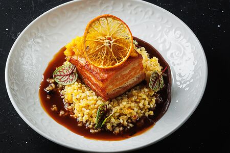 Cвинoй бок с булгуром