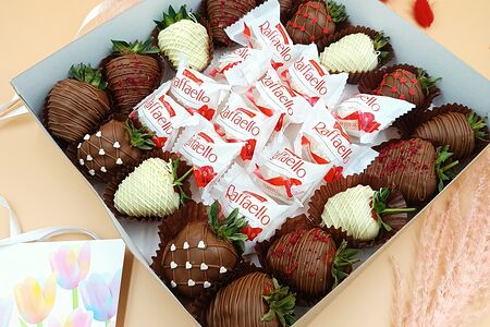 Клубника в шоколаде и Raffaello 147а