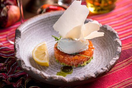 Тартар из малосольной форели с авокадо