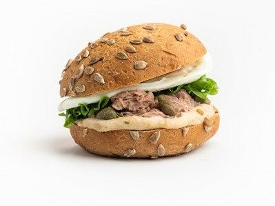 Бургер с тунцом и яйцом