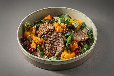 Салат с фермерской говядиной фламбе