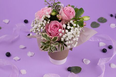 Букет цветов из роз и диантусов Симфония цвета, высота 17 см