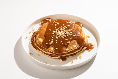 Панкейк с карамелью и соленым арахисом