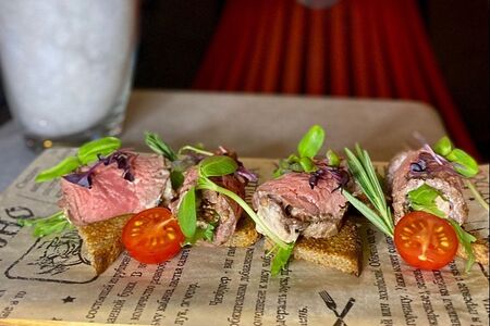 Рулетики с ростбифом