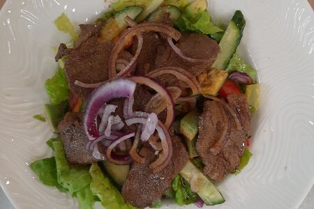 Салат с говяжьей вырезкой под соево-чесночной заправкой