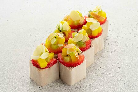 Шоколадный ролл с миндалем и фруктами (8 шт)