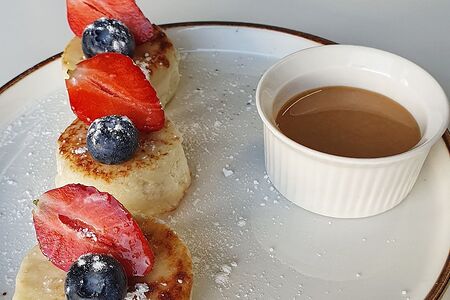 Сырники со свежими ягодами