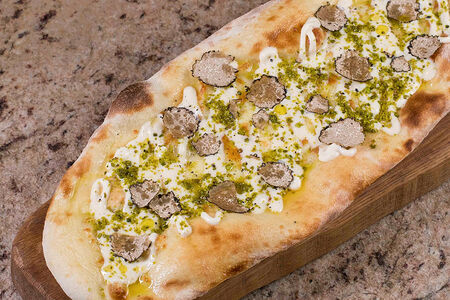 Лахмаджун с сыром и трюфелем