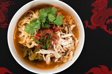 Суп Кукси горячий с курицей