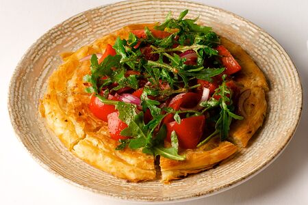 Луковый пирог с томатами