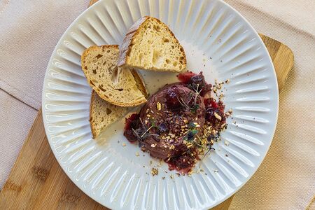 Куриный паштет с вишневым соусом и орехом пекан