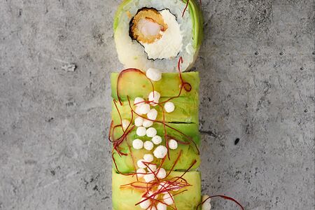 Ролл в авокадо с креветкой темпура