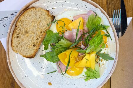 Глазунья, омлет или скрэмбл с ветчиной и сыром