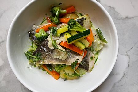 Филе дорадо с овощами на пару и сырно-базиликовым соусом