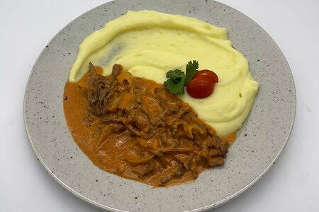 Бефстроганов с картофельным пюре