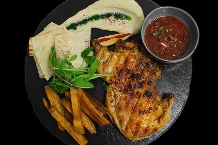 Половина цыплёнка с жареным картофелем