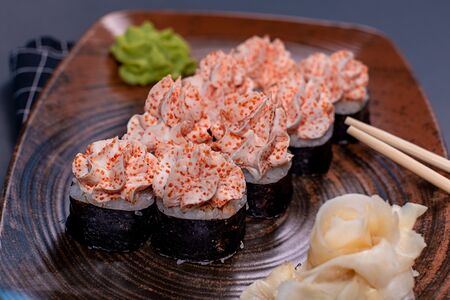 Ролл с жареным лососем