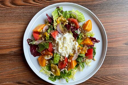 Салат из запеченных перцев и сыра страчателла