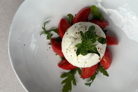 Буррата с помидорами и рукколой
