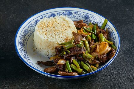 Говядина со стручковой фасолью и рисом