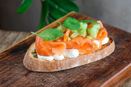 Брускетта с лососем