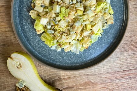 Салат с грецким орехом, дорблю и грушей