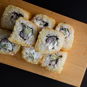 Жареный ролл с креветкой