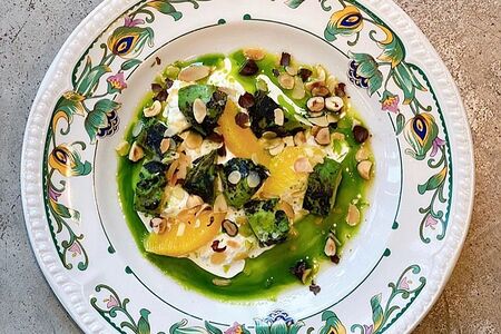 Авокадо на гриле с орехами