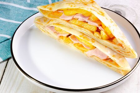 Блин с картошкой фри и ветчиной