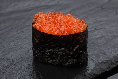 Гункан с икрой