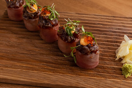 Ролл Тунец, авокадо и спайси-соус