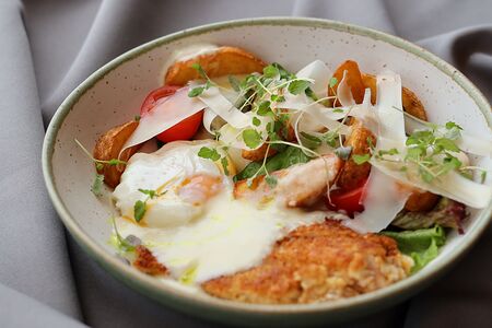 Салат с куриным филе под соусом Бешамель